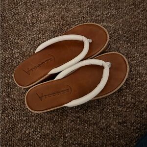 Vicenza Women's Tan and White Sandals
